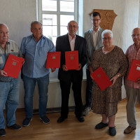 Die geehrten Mitglieder v.l.n.r.: Volker Petri, Jürgen Kroth, Martin Kreuzer, Samuel Herrmann (Vorsitzender), Doris u. Peter Lehmann